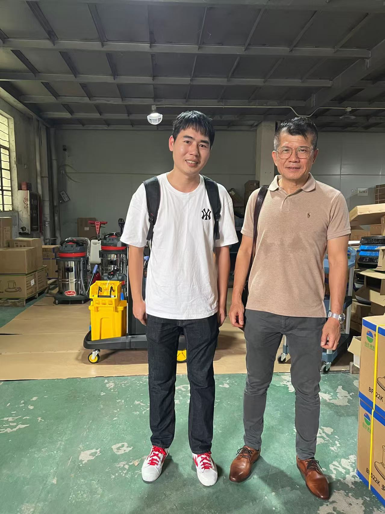 ‌Welcome Mr.Stanlim,a 40-year experienced expert in commercial cleaning machine/tools,visit us and talking about new cooperation.