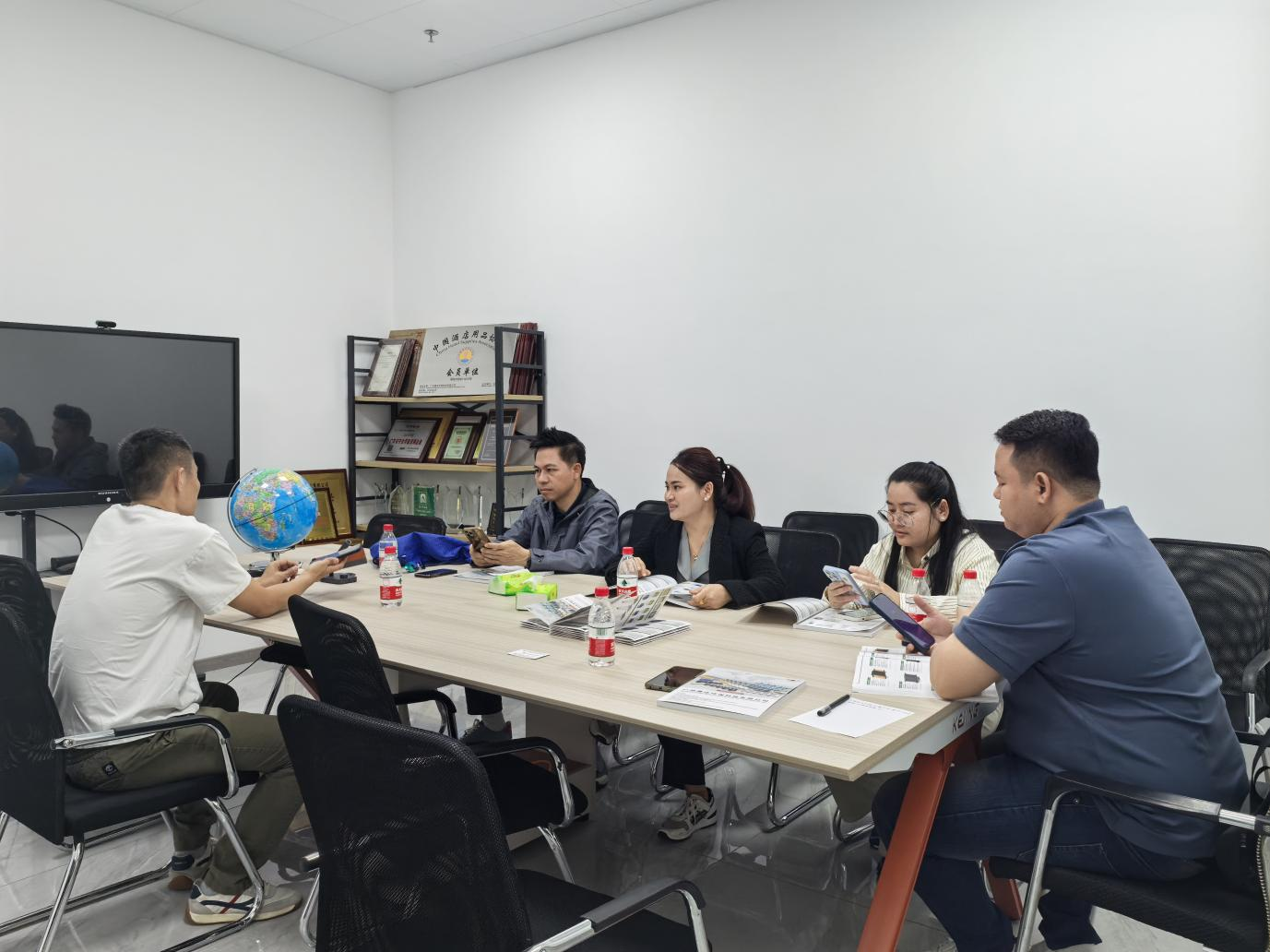 Deeply cultivating cooperation to promote friendship, discussing new chapters of development together - Guangzhou Kanghome Company welcomes a delegation of core customers from Cambodia to visit
