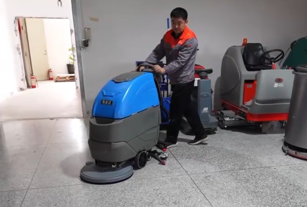 Floor cleaning vehicle